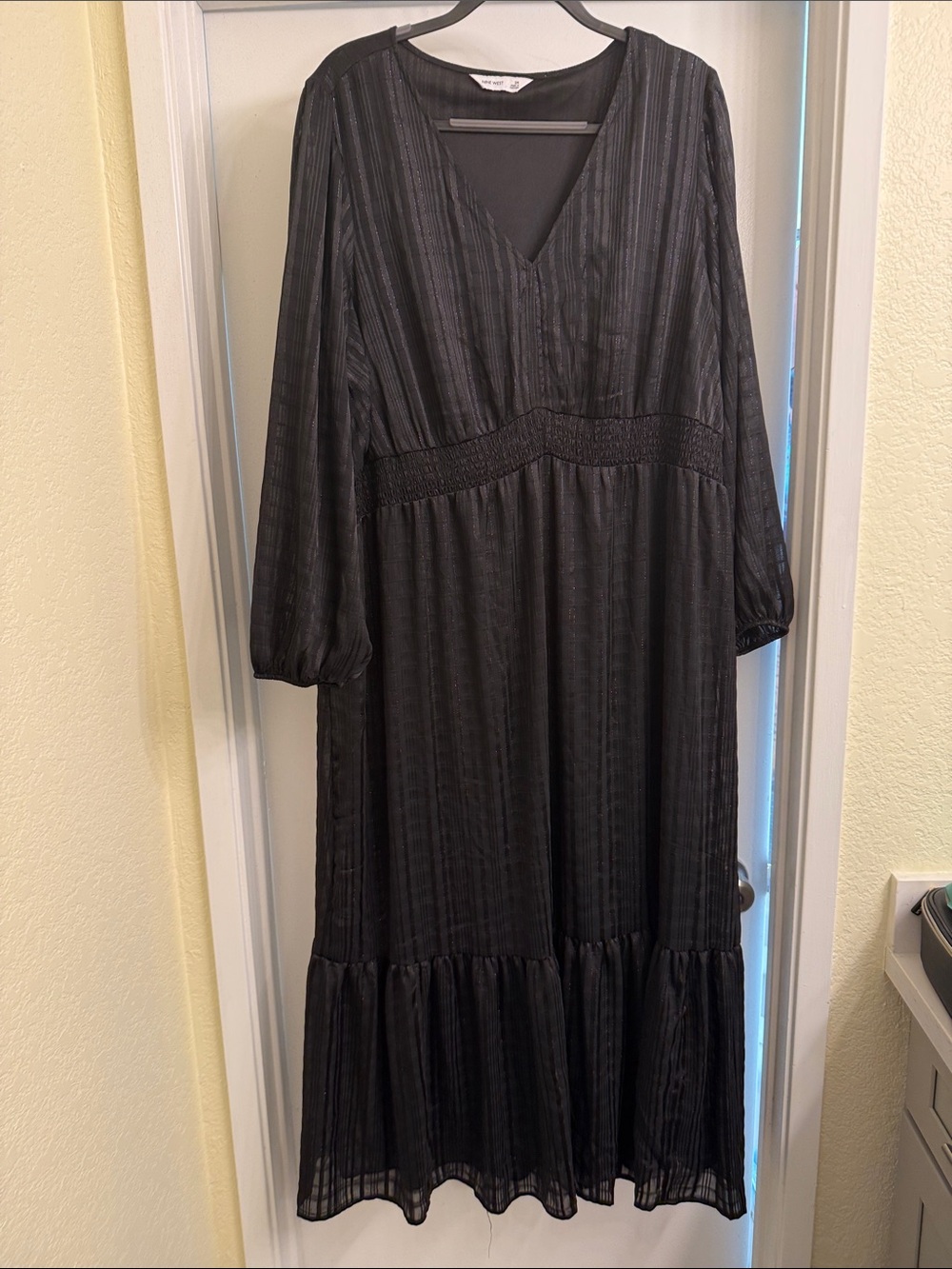 Women's Black V-Neck Long Sleeve Midi Dress